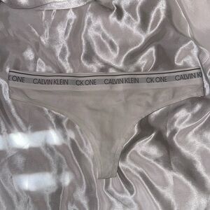 Calvin Klein Underwear Logo Thong Panty Women’s Size Medium White